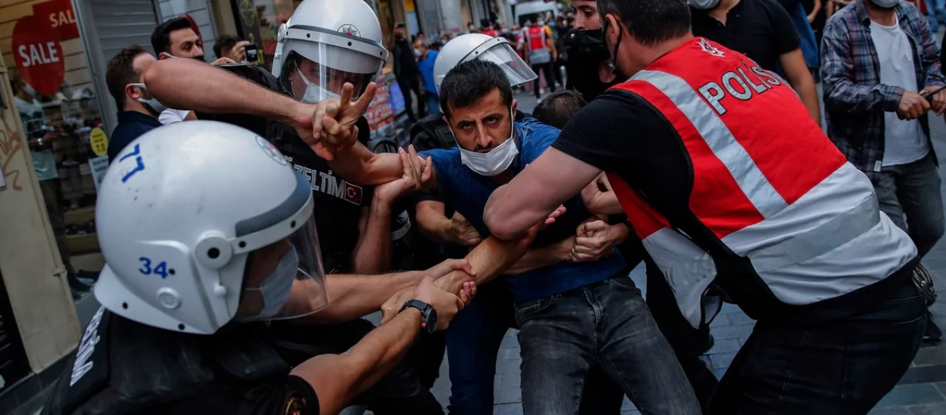 Τουρκία: Στους δρόμους οι πολίτες - Διαδηλώσεις στην Κωνσταντινούπολη κατά του υποχρεωτικού εμβολιασμού